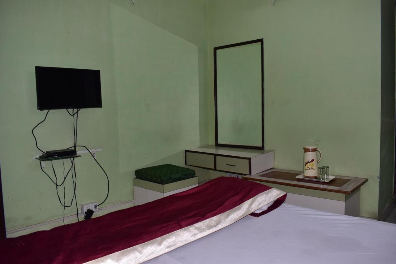 Hotel Nirmal Palace Kanpur Dış mekan fotoğraf