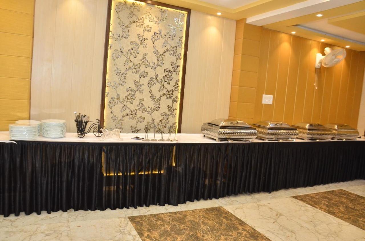 Hotel Nirmal Palace Kanpur Dış mekan fotoğraf