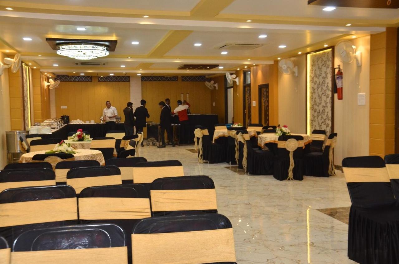 Hotel Nirmal Palace Kanpur Dış mekan fotoğraf